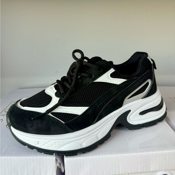 SOPHIE BLACK LOW TOP CHUNKY SNEAKER - Picture 6 of 7